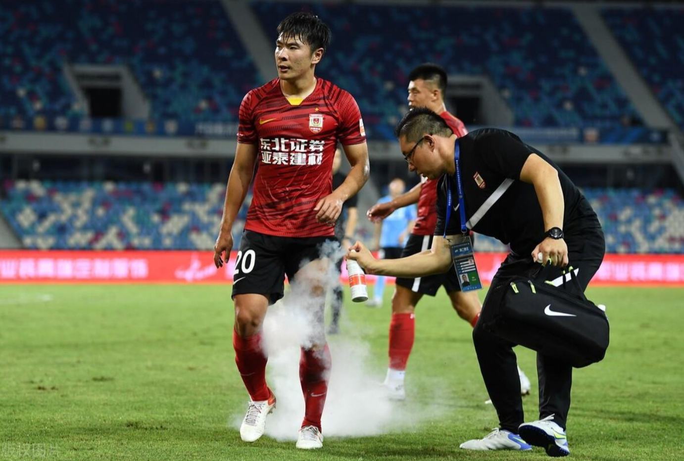 包含赛后突围战来临,华盛顿奇才围绕法国杯遗憾出局,球迷炸锅,球队文化再被提及的词条 包含赛后突围战来临,华盛顿奇才围绕法国杯遗憾出局,球迷炸锅,球队文化再被提及的词条