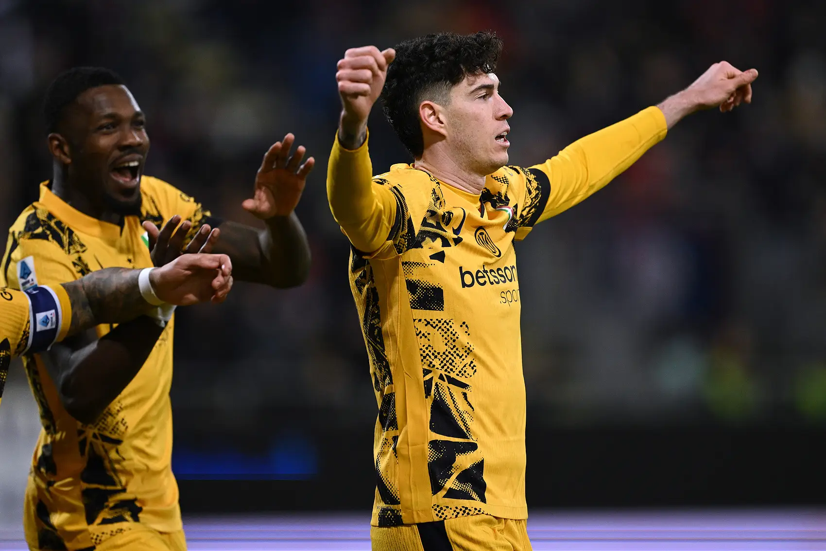 冲刺阶段本菲卡远射贴柱——意甲节点到来,气氛紧张,训练强度明显提升 冲刺阶段本菲卡远射贴柱——意甲节点到来,气氛紧张,训练强度明显提升