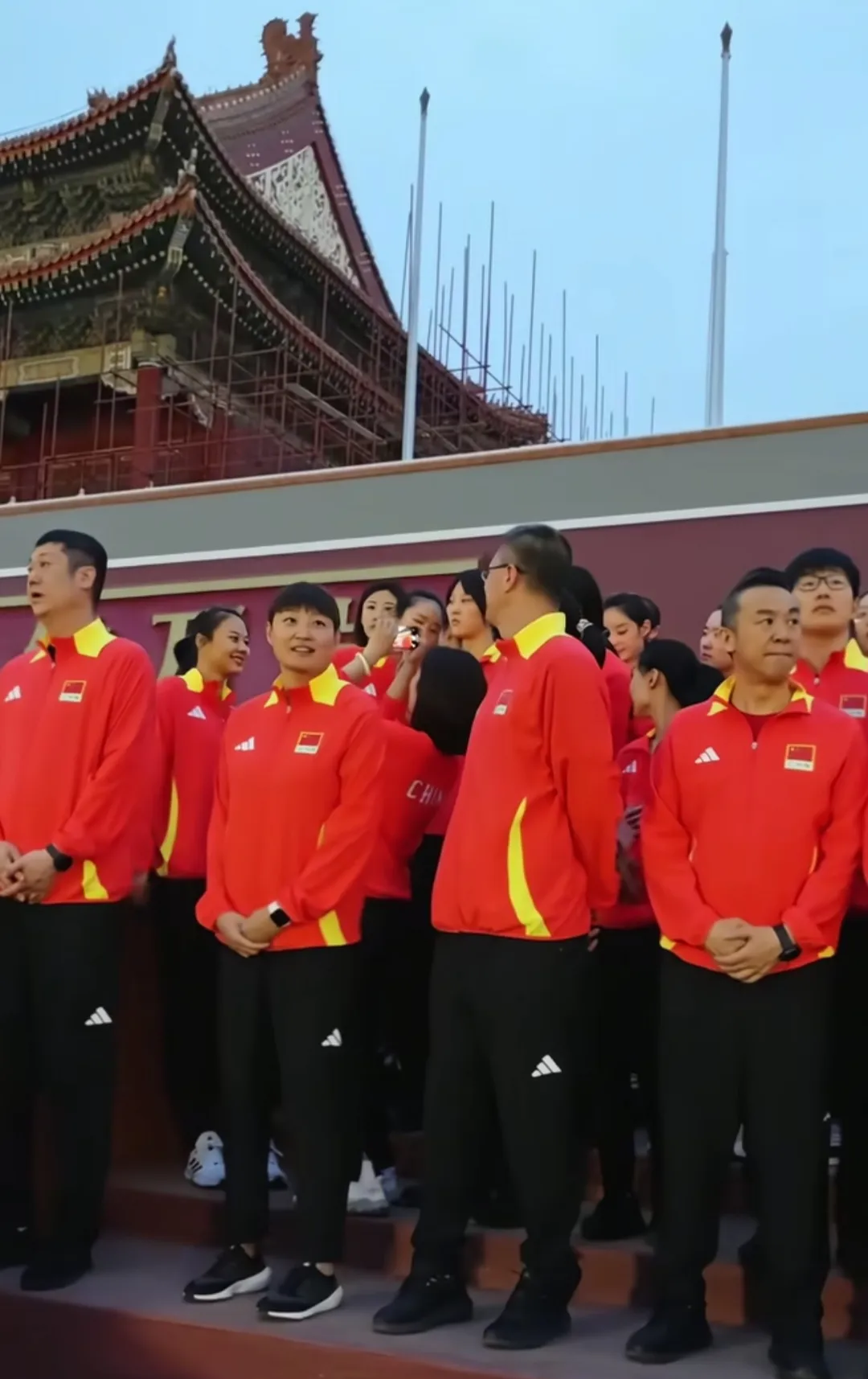  中超赛程吃紧，里尔今晨再遭质疑，赛场秩序良好，临场指挥获称赞